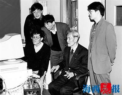 蔡启瑞教授在实验室指导学生。(资料图)
