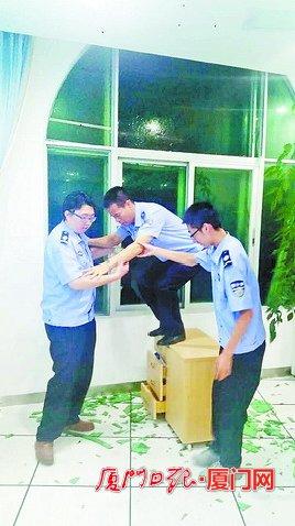 台风登陆夜,因患病而身体虚弱的陈清洲坚持爬上桌子,给办公楼窗户贴胶布加固,突然玻璃碎了,同事连忙将他扶下来。