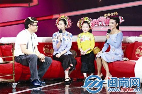 馨怡和妈妈在央视节目中介绍家乡(本版图片由蒋玲玲提供)