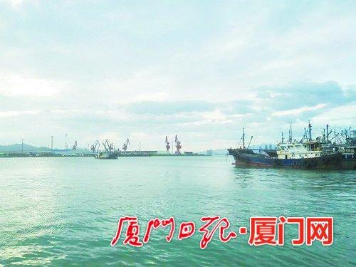 避风坞内风平浪静。