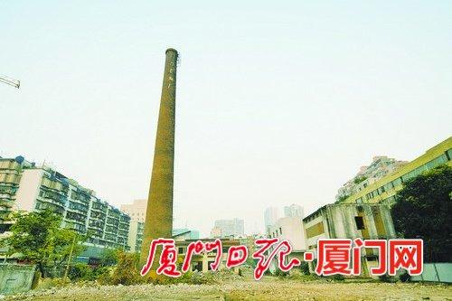 卷烟厂的大烟囱即将被拆,周边变成一片平地。
