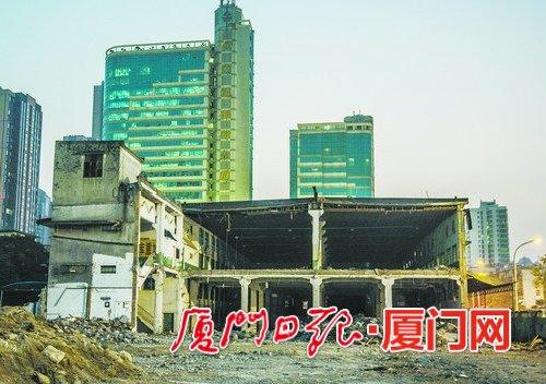 正在拆除的厂房与不断发展的城市。