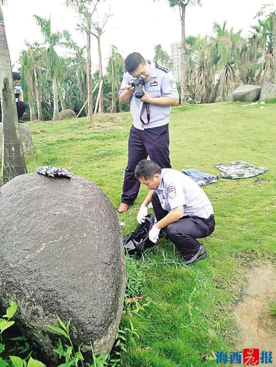 法医张海龙(下)正和同事一起在勘查现场。(资料图)