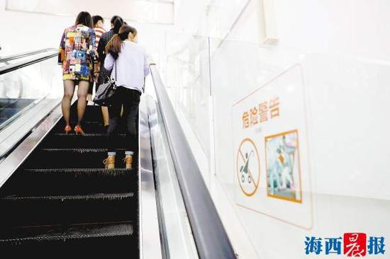 　　部分商场扶梯装有安全防护玻璃。记者陈理杰摄