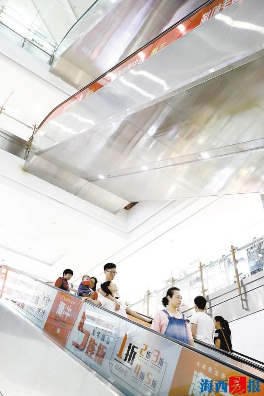 　　部分商场扶梯“裸空”，未安装护栏。记者陈理杰摄