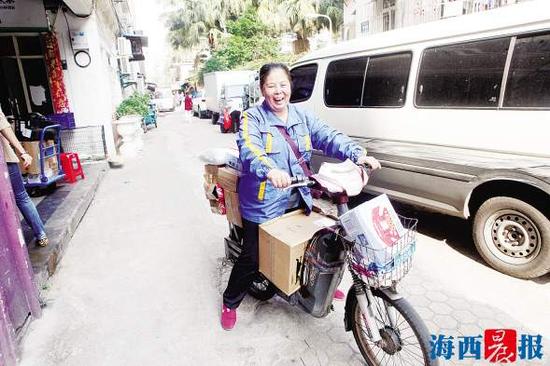 载着快递穿行在大街小巷,累并快乐着。