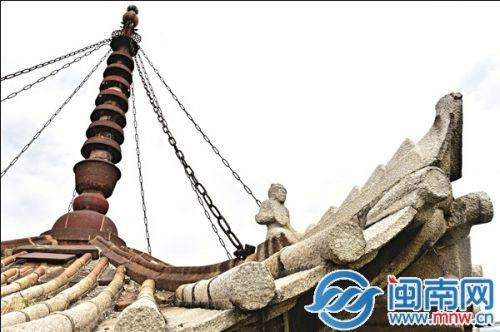东塔塔顶石像风化严重