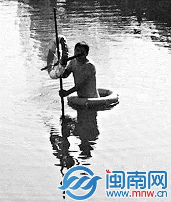 男子赤裸下湖，民警扔下救生圈