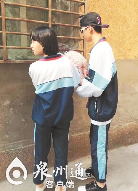 两名学生先将被困女童托住（网友“泉州七中八卦”供图）