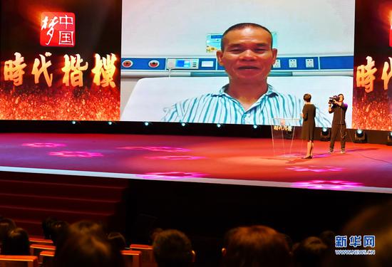 在福建省厦门市“时代楷模”录制现场,主持人与在医院接受治疗的陈清洲连线(12月21日摄)。新华社记者 林善传 摄