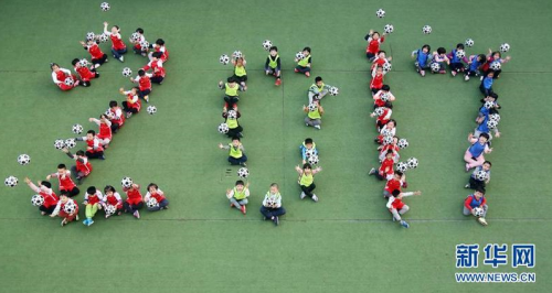 ­　　12月30日，福建泉州幼师附属幼儿园的孩子们拼出“2017”字样，迎接新年的到来。 新华社发（张九强摄）