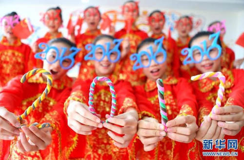 ­　　12月31日，在山东青岛通济实验学校，学生们身着节日服装迎接新年的到来。 新华社发（梁孝鹏摄）