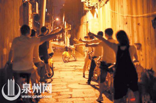 ­　　许多骑友喜欢徜徉在古城夜色中