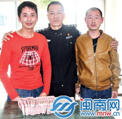 失主林先生（红衣）认领丢失的货款，右侧为好心人王琴兴