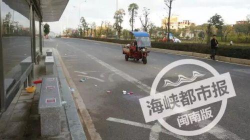 　　上午7点20分，海都记者赶到时，遗体已被送往殡仪馆，现场仍残留着一滩血迹，还有黄色安全帽、手套和手机套等物品。