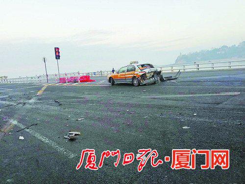 　　出租车后部受损严重。