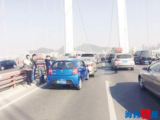 海沧大桥进岛方向，发生多车追尾的交通事故。通讯员 供图