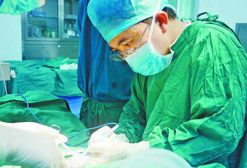 　　▲莲花医院外科专家褚皓在对王女士进行积极救治。