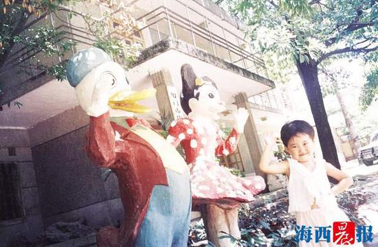 读者于中山公园内的老照片。陈璐供图