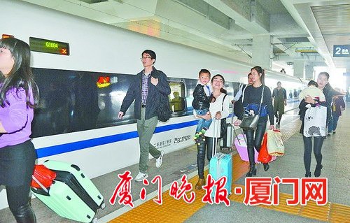 ■G1684次列车的第一批乘客。