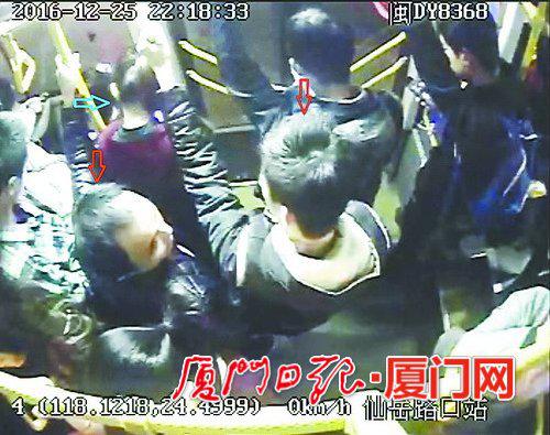 ▲该团伙多次在途经仙岳路、吕岭路、嘉禾路一带的公交车上扒窃。(监控截图)
