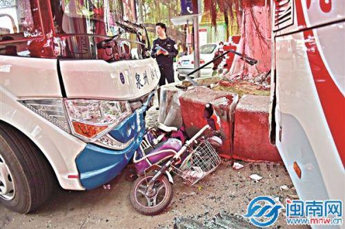 公交车撞到周女士的电动车,现场还留有血迹