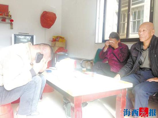 林振奕接到亲友的电话时,止不住掉眼泪。记者陈雅玲摄