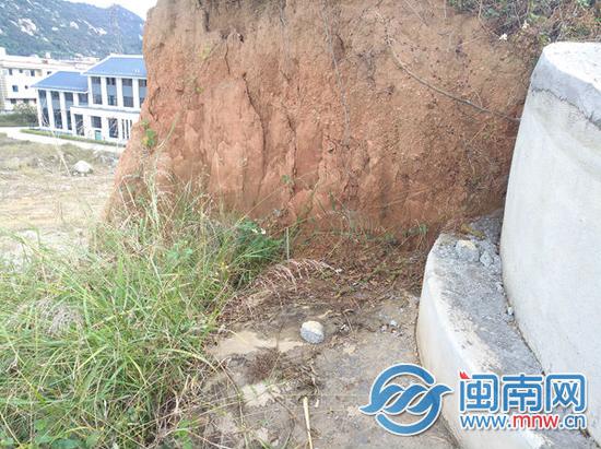 家属蔡女士介绍,生怕下雨时,墓地出现坍塌