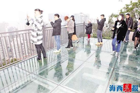 玻璃栈道观景台。