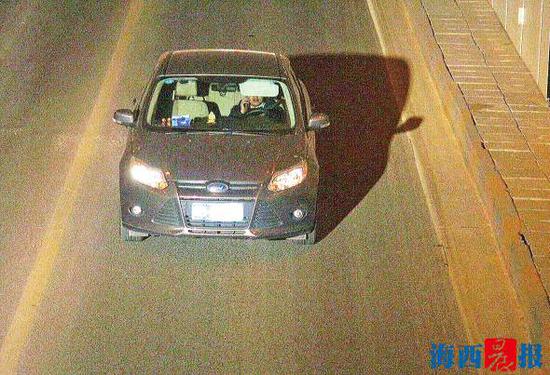 驾驶人边开车边打电话,被“高清电子眼”抓拍到。通讯员 供图