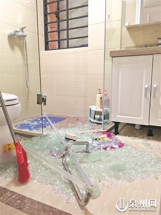 　　爆裂的钢化玻璃碎了一地