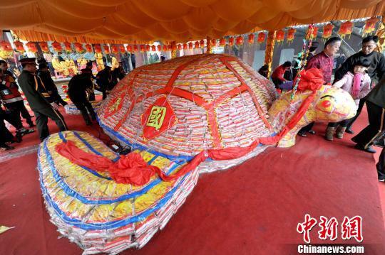 26日,5万斤“大米龟”亮相福建泉州,为两岸民众送福。王东明 摄
