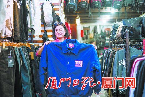 衣服宽度是成人两倍。