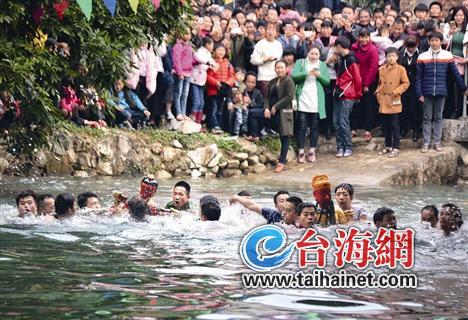 ▲村民在冰冷的河水中“走水尪”