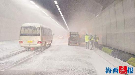 灭火器、灭火水管和喷淋系统同时发力。通讯员供图