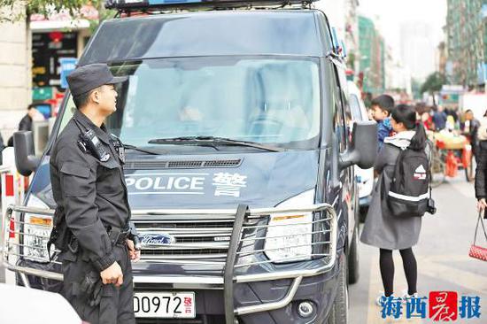 孩子正透过车窗找何杰,何杰躲在车头,眼眶泛红。杜红明摄