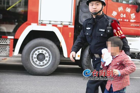 ◆被疏散救出的一名小男孩