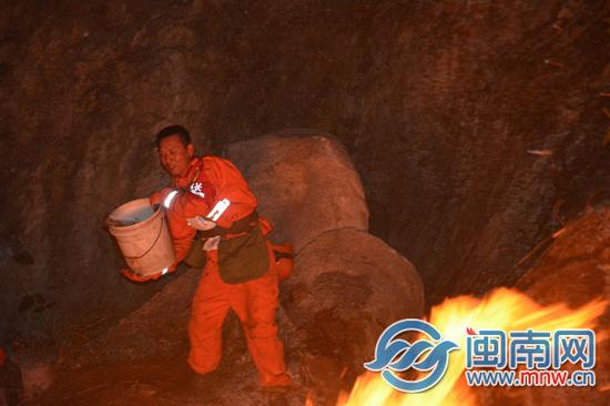 1486522875914013179.jpg 森林武警官兵现场救火