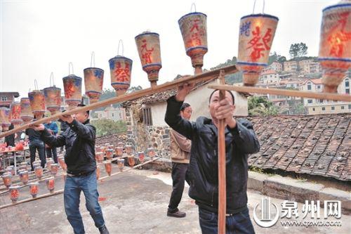 　　村民将花灯绑在板凳上