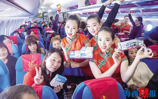 厦航乘务员与旅客热情互动。