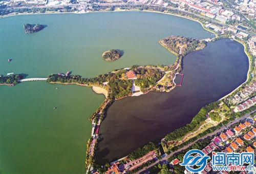 航拍显示,泉州西湖公园C湖确实有变黑,与相邻A、B湖对比鲜明,目前变色原因不明