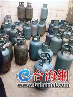 ▲大量液化气罐摆放在院子里