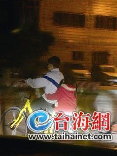 ▲这小哥还载着小妹,太危险了!