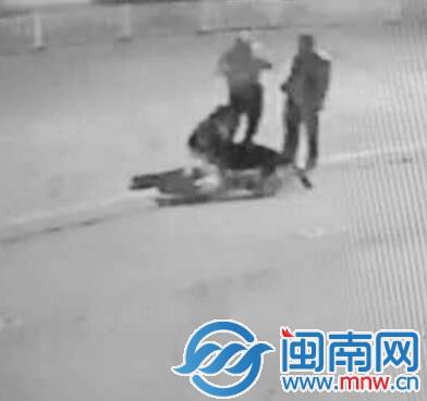 两条狗突然攻击其中一男子