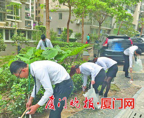 ▲某中介人员进入翔鹭花城小区捡垃圾。