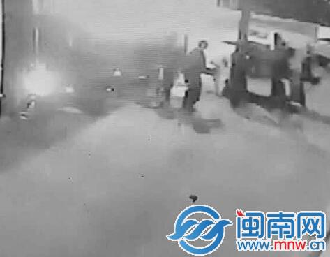 特警赶到先后将狗逼到墙角,4枪击毙