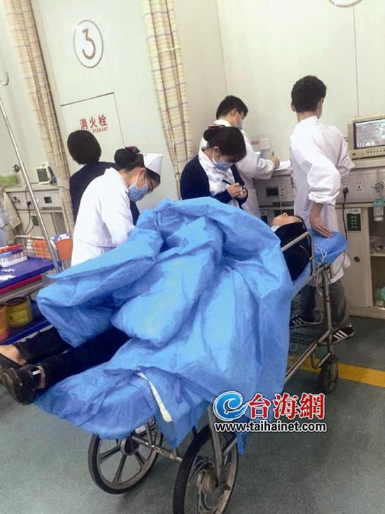 这时,江女士忙紧紧将女儿抱在怀里,突然之间,有东西重重地砸向她,导致她右手骨折。