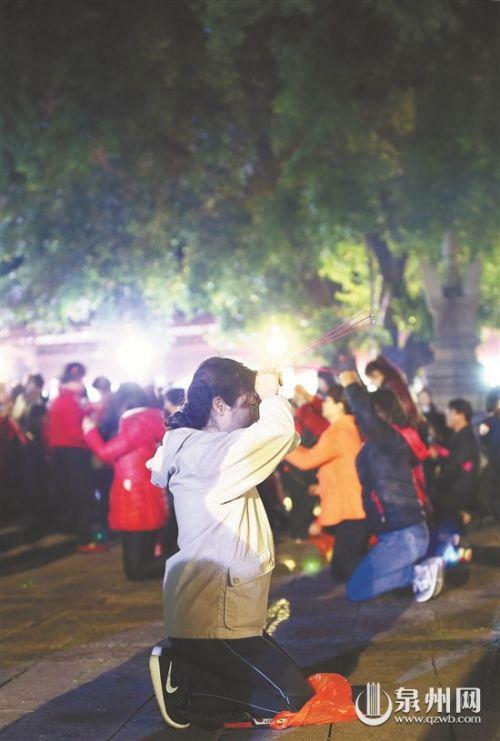 尽管人声嘈杂,仍静心向佛。