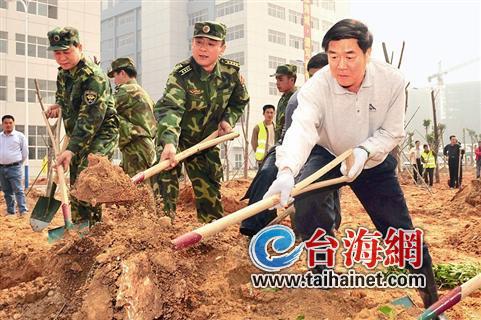 ▲2009年3月12日,时任福建省委常委、厦门市委书记的何立峰在环东海域参加义务植树 导报记者 陆军航/摄