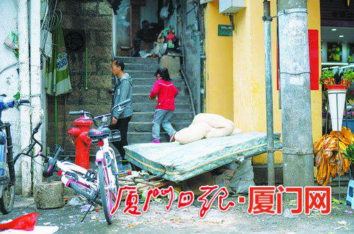 开元路,床垫等杂物堆放在人行道的外围。(本报记者林铭鸿摄)